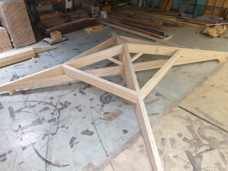 Charpente traditionnelle 4 pans : Design et efficacité