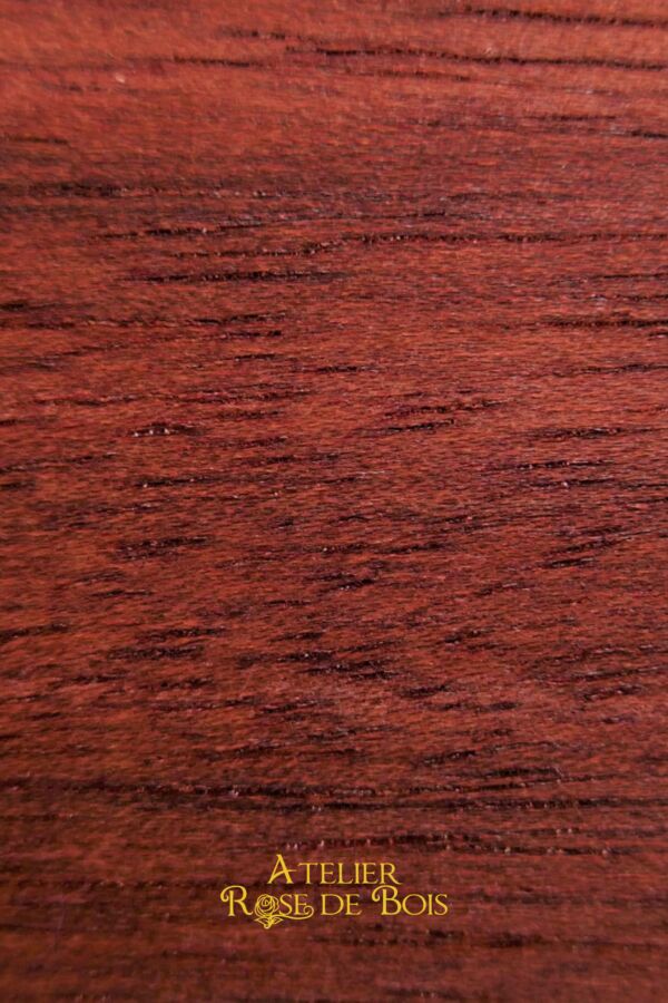 bois rouge exotique poli